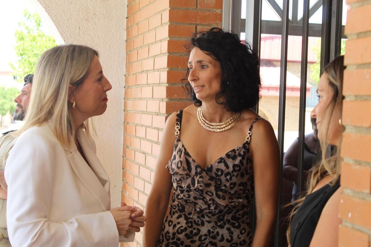 Fotogalería | Margarita Robles entrega la Cruz al Mérito Militar a la madre de la sargento Débora Grau en Badajoz Fotogalería | Margarita Robles entrega la Cruz al Mérito Militar a la madre de la sargento Débora Grau en Badajoz