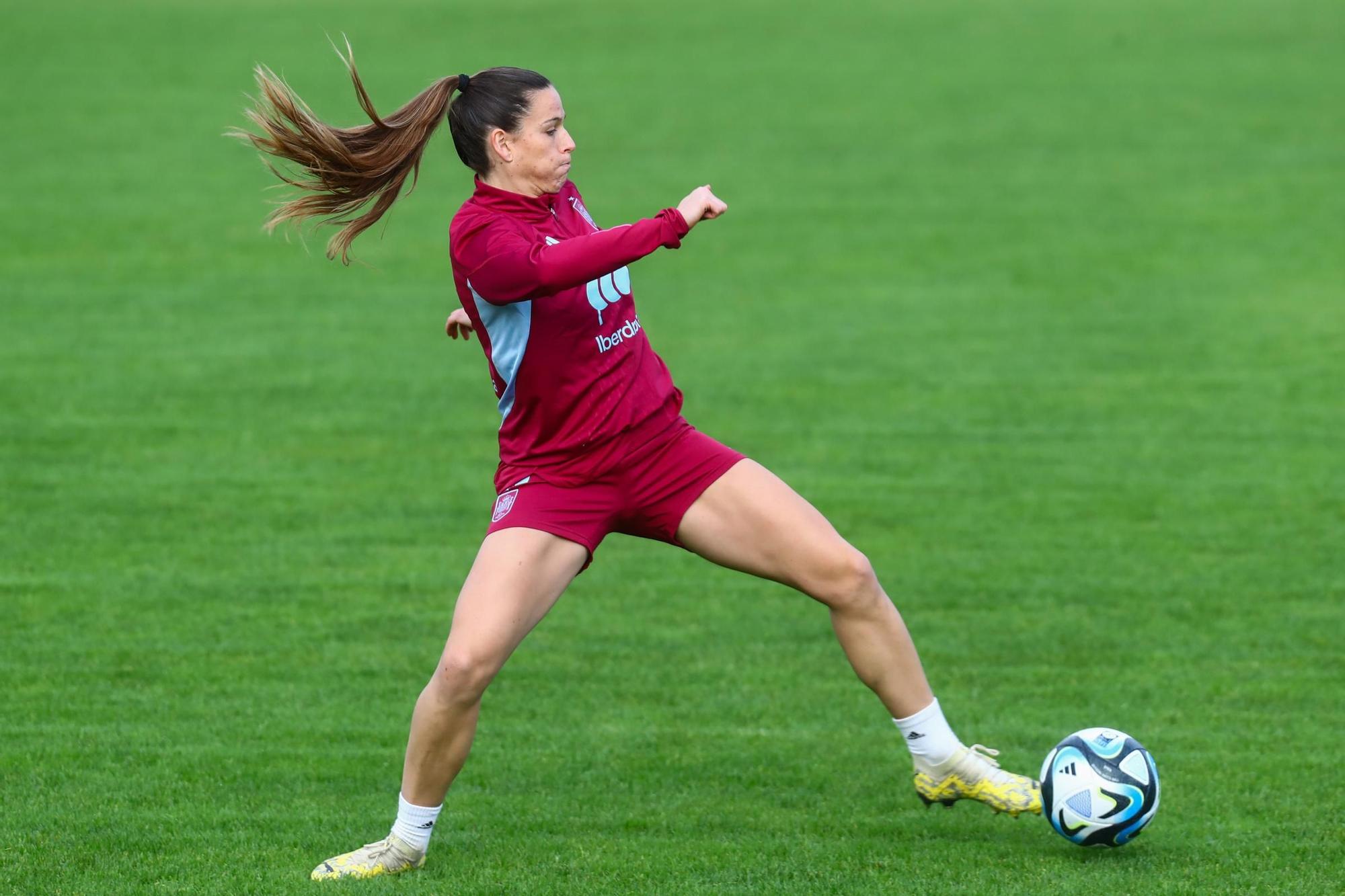 Las imágenes del histórico entrenamiento de la selección española femenina en Burgáns