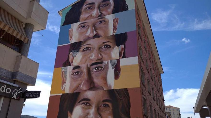 Finalizado el mural en homenaje a los profesionales contra el covid-19