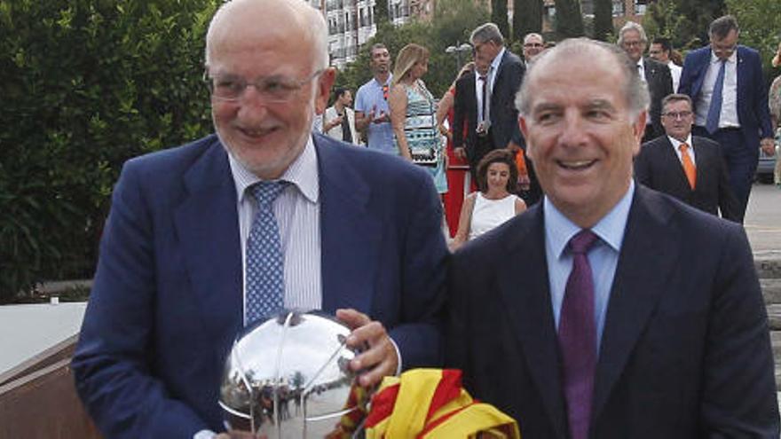 Juan Roig y Paco Raga, con el trofeo de la ACB