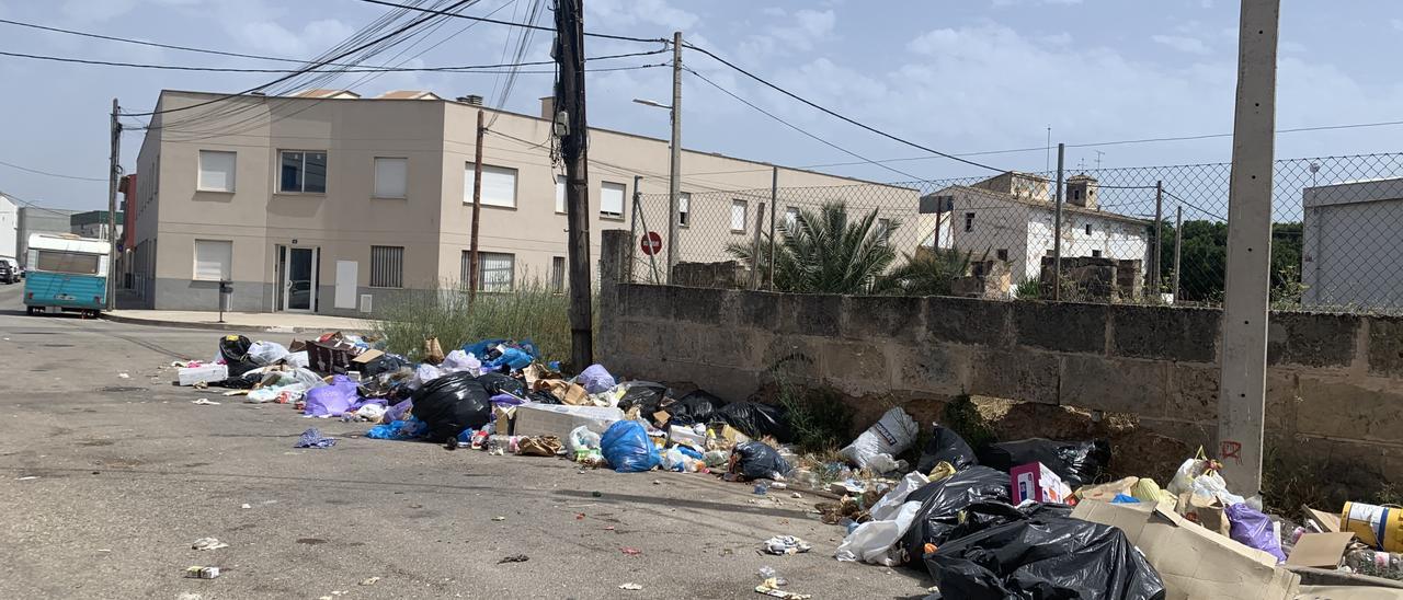 Un tramo de la calle de Miquel Miravet sin contenedores y lleno de basura