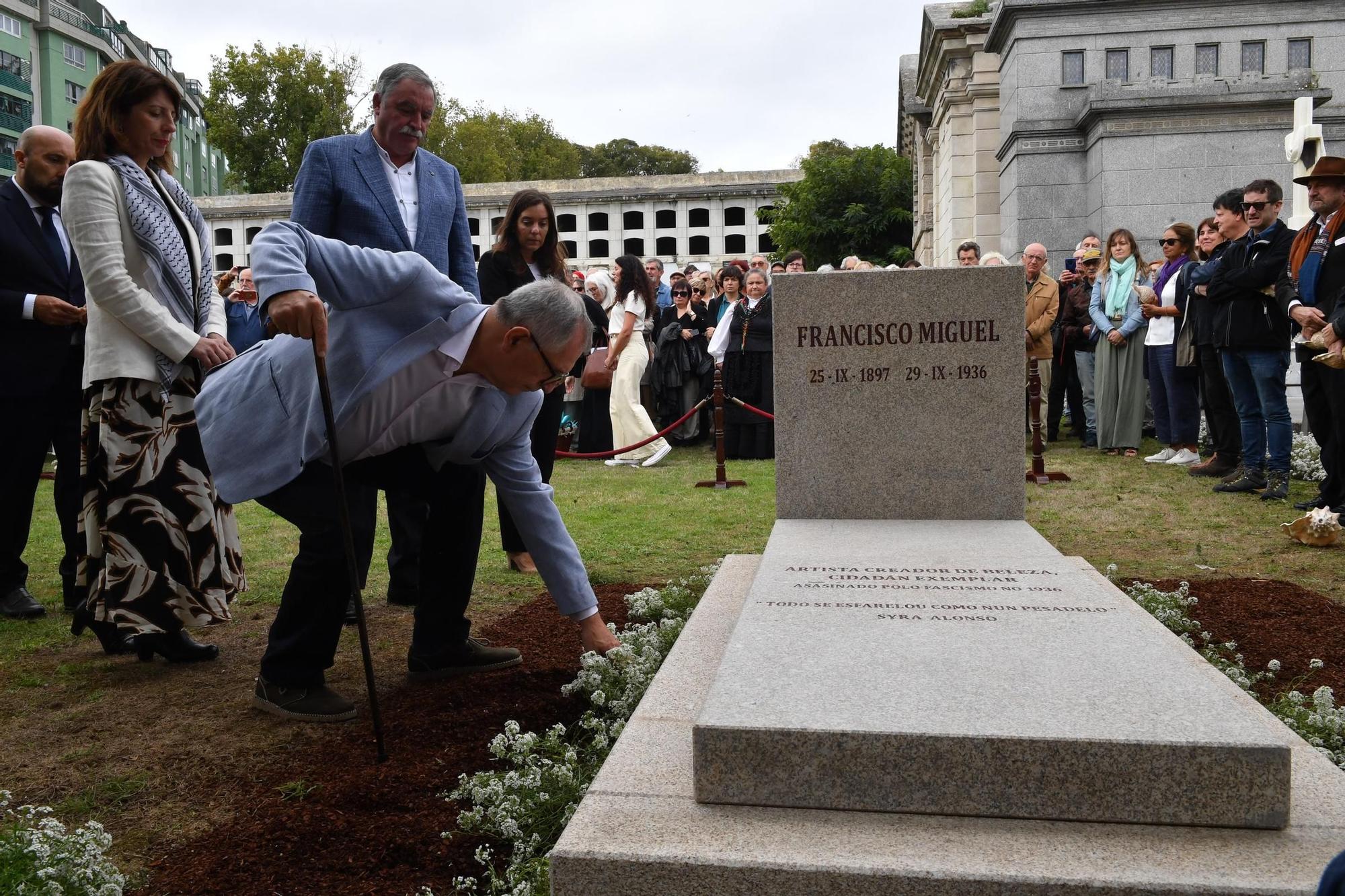 Recepción e enterro dos restos do pintor Francisco Miguel