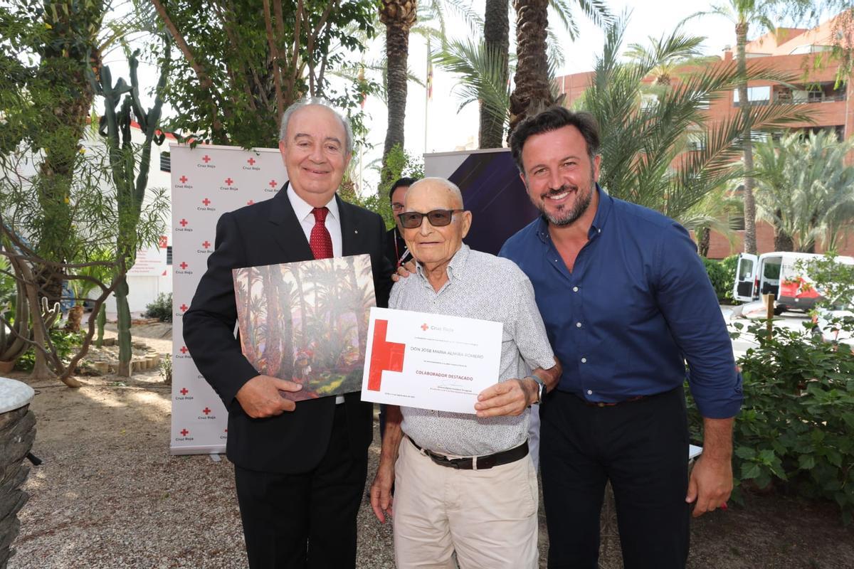 El presidente de Cruz Roja en Elche, Antonio Ramón Guilabert junto al alcalde, Pablo Ruz y José Manuel, premiado por patentar un sistema para ayudar a personas con problemas de movilidad a vestirse