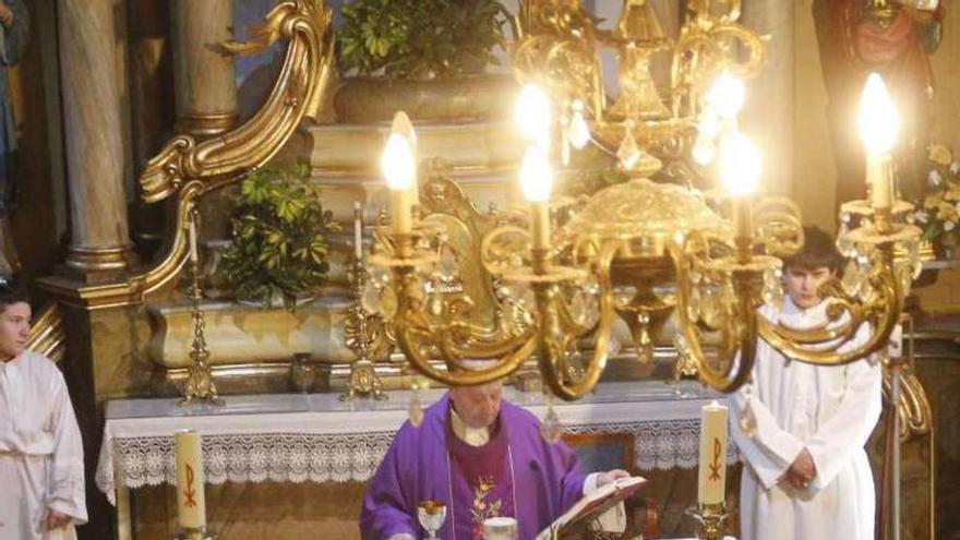 Manuel Rey ofició la misa del domingo en Domaio. // Santos Álvarez