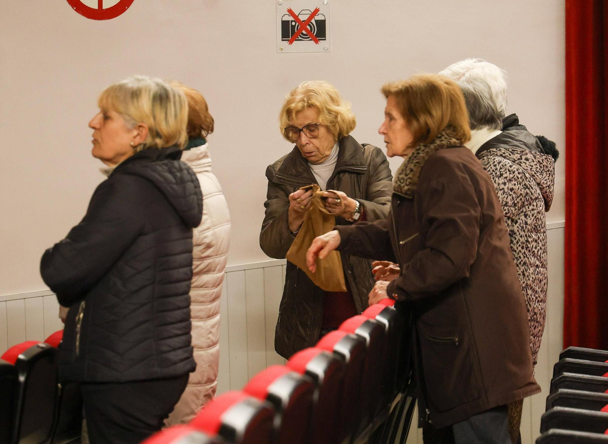 Las misas de Picanya se realizan en el centro cultural tras quedar destrozada la parroquia tras la dana.