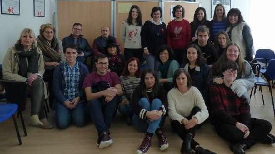 Voluntarios y trabajadores de Cruz Roja Siero, ayer, en la Pola.