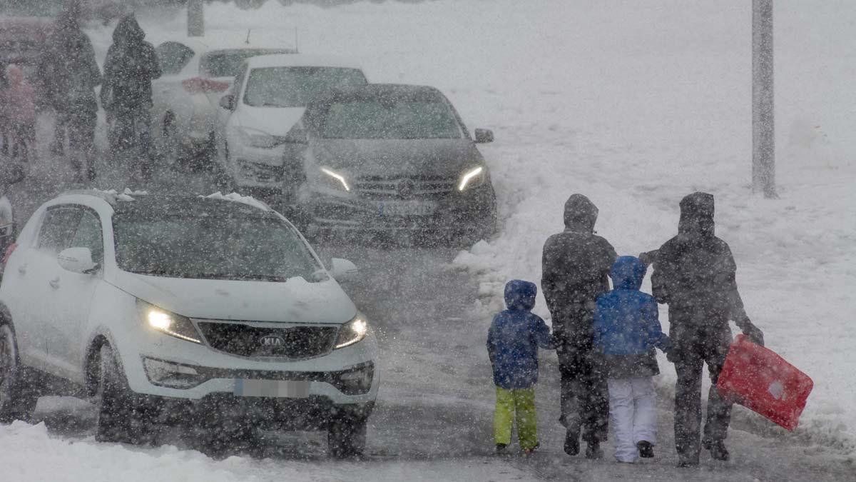 La borrasca ’Barra’ disminuye pero mantiene en alerta por nieve a varias comunidades. En la foto, una imagen de nieve en Lugo.