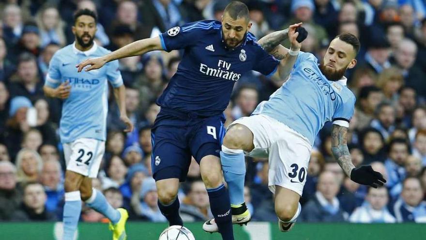 Benzema trata de librarse de la entrada de Otamendi en el partido de ida ante el Manchester City.