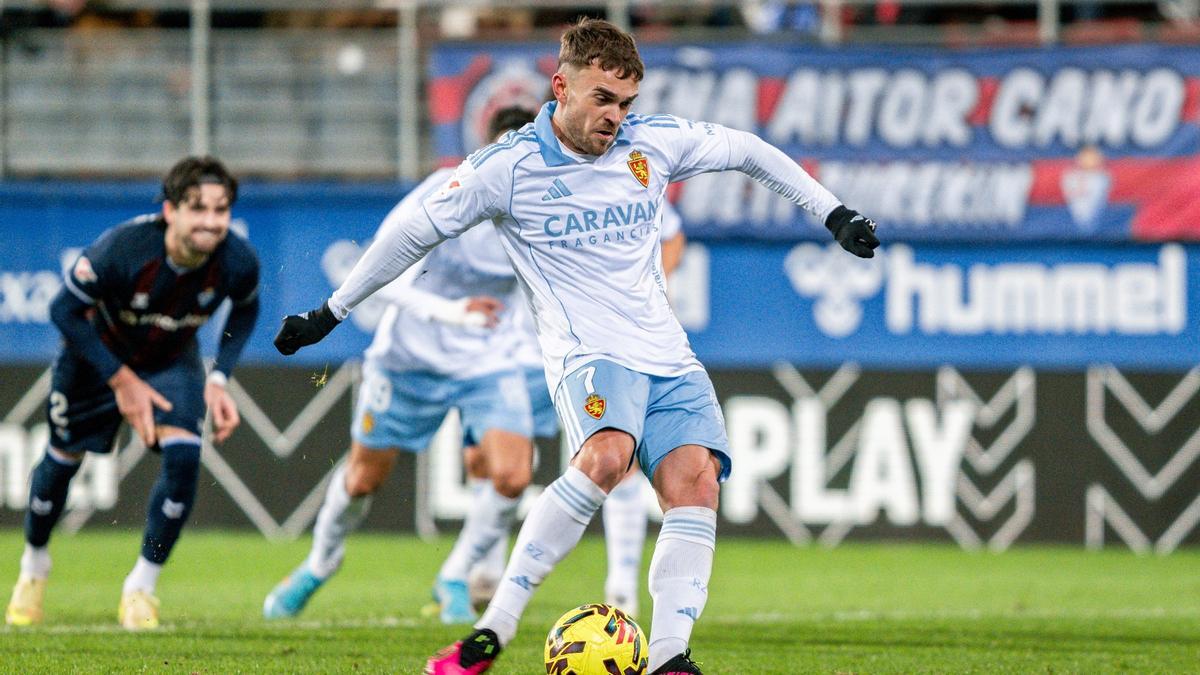 Soberón, golpeando el penalti