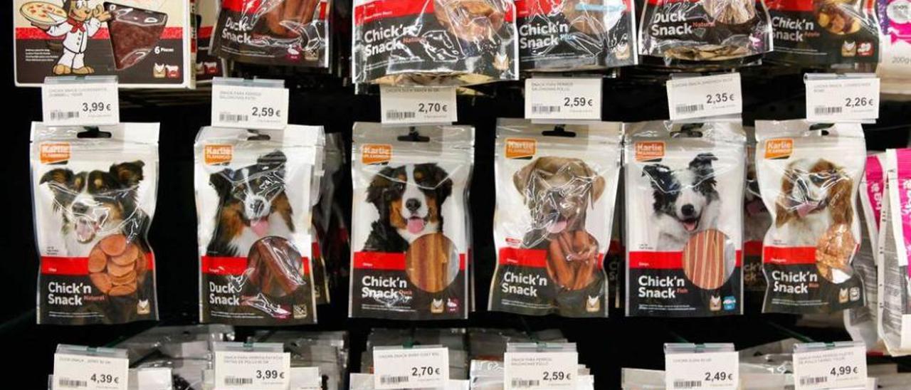 ALIMENTACIÓN. Además de pienso, en las tiendas de animales cada vez hay más variedad de &quot;snacks&quot;: huesos, galletas, barritas, pastas, comida dental... La última novedad es una pizza para perros. Los precios de todos estos productos van desde 1 hasta 5 euros.