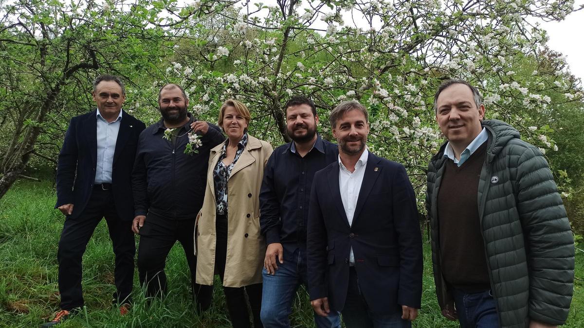 Juan Cañal, Saúl Bastián Montequin, Sandra Cuesta, Aitor García, Gerardo Fabián y Alejandro Vega en una pomarada de Bimenes.