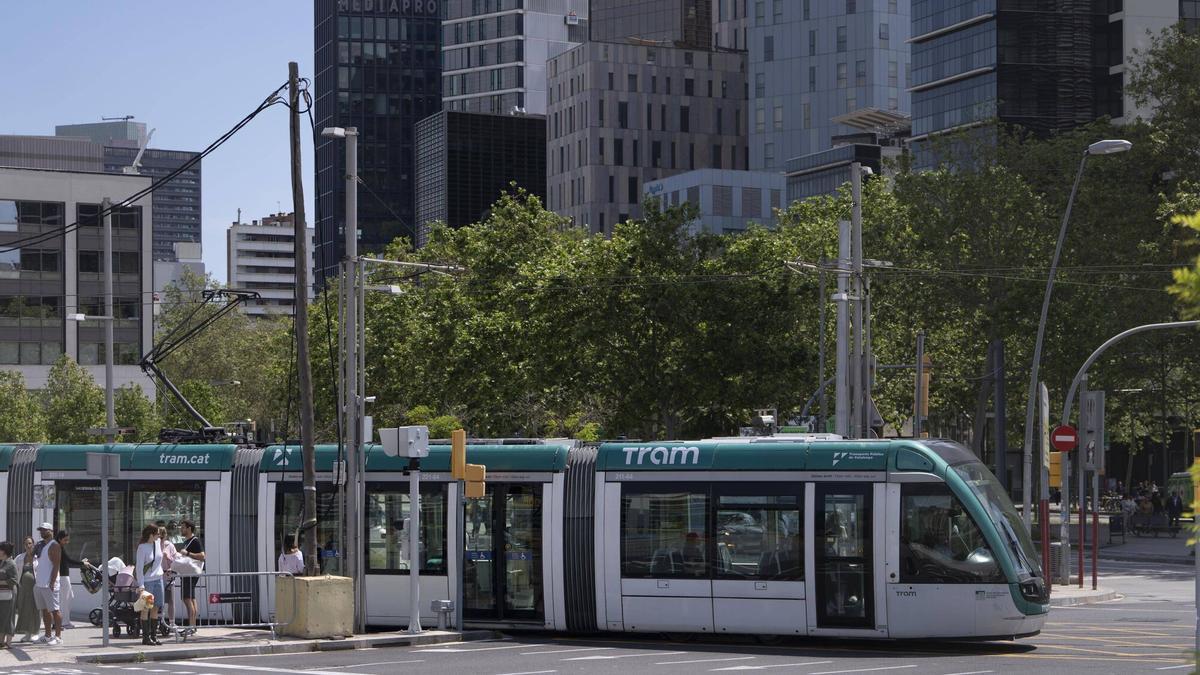 El trazado actual del tranvía supone una barrera a la circulación de peatones y vehículos.