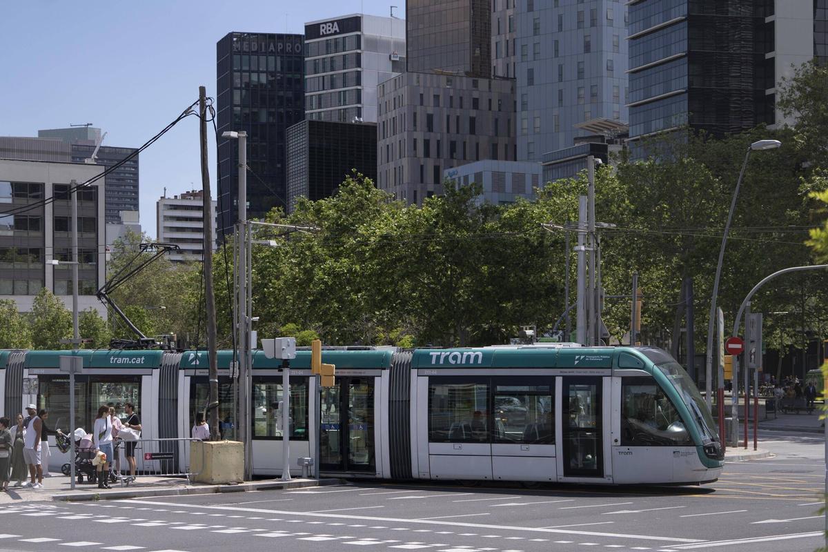 Barcelona 12/05/2025 El trambesos tranvía dejará de circular durante seis meses por las obras que se realizarán en la parte de mar de la Gran via entre Glòries y Rambla de Poblenou Fotografía de Ferran Nadeu