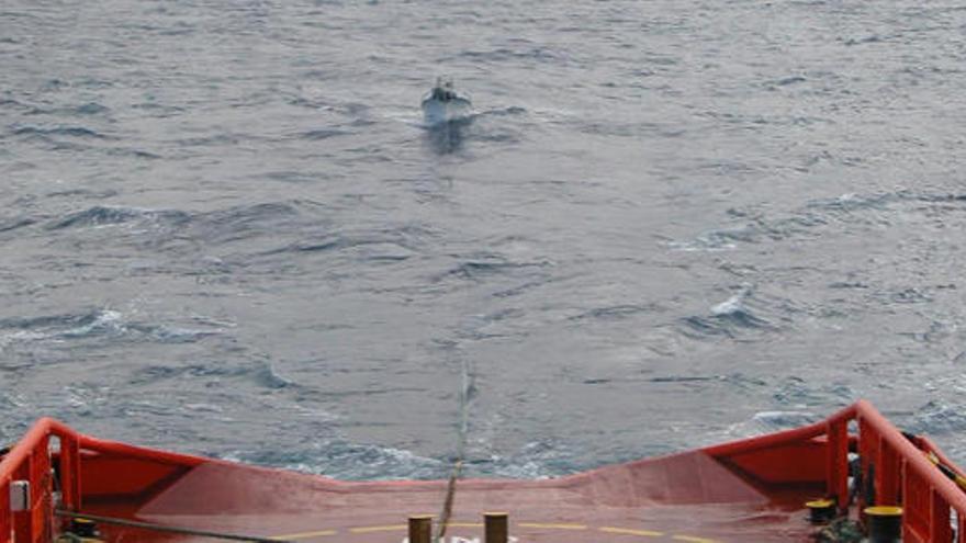 Salvamento escolta los barcos de La Restinga