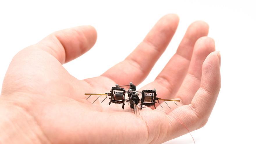 Así es la abeja-robot que ayudará a polinizar las plantas si se extinguen los insectos