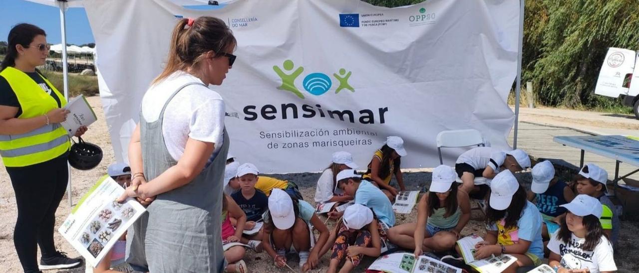 Una de las actividades de Sensimar desarrollada en las playas de A Illa.