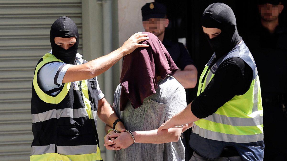 El padre yihadista de la mujer, durante su arresto.