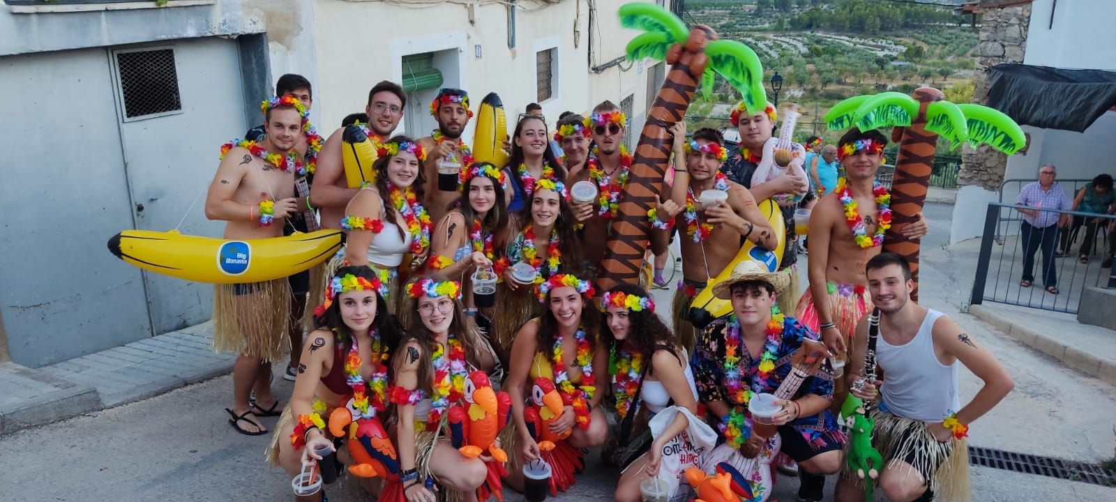 Las fiestas patronales de Balones, dedicadas a Sant Francesc d'Assís, arrancan con el tradicional desfile de disfraces