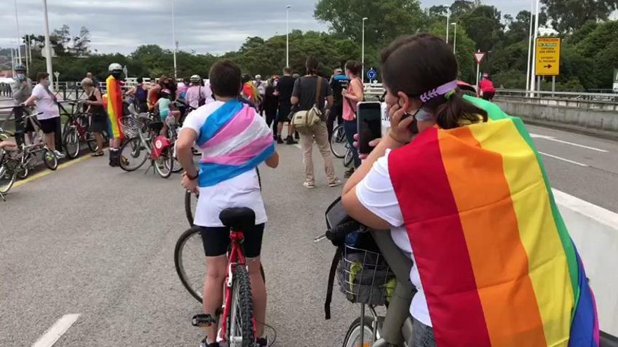 Xega celebra el Orgullo sobre ruedas por las calles de Gijón