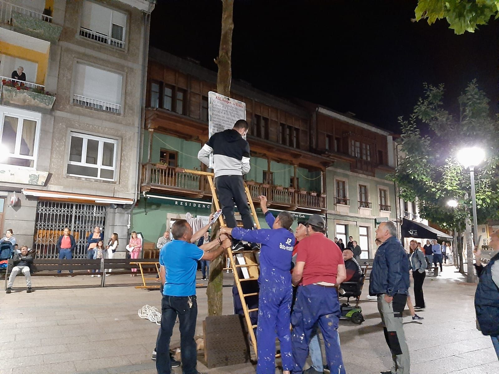 Los casados de la Pola plantan el roble: así ha sido la víspera de San Pedro