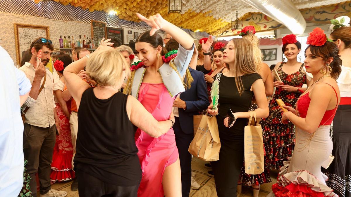 Ambiente en una caseta de la Feria de Mayo el pasado año.