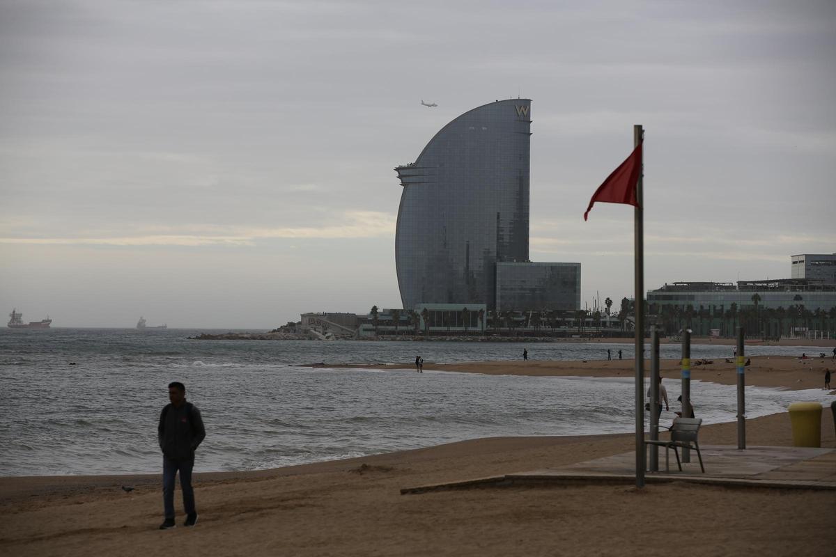 Oleaje en la playa del Bogatell.