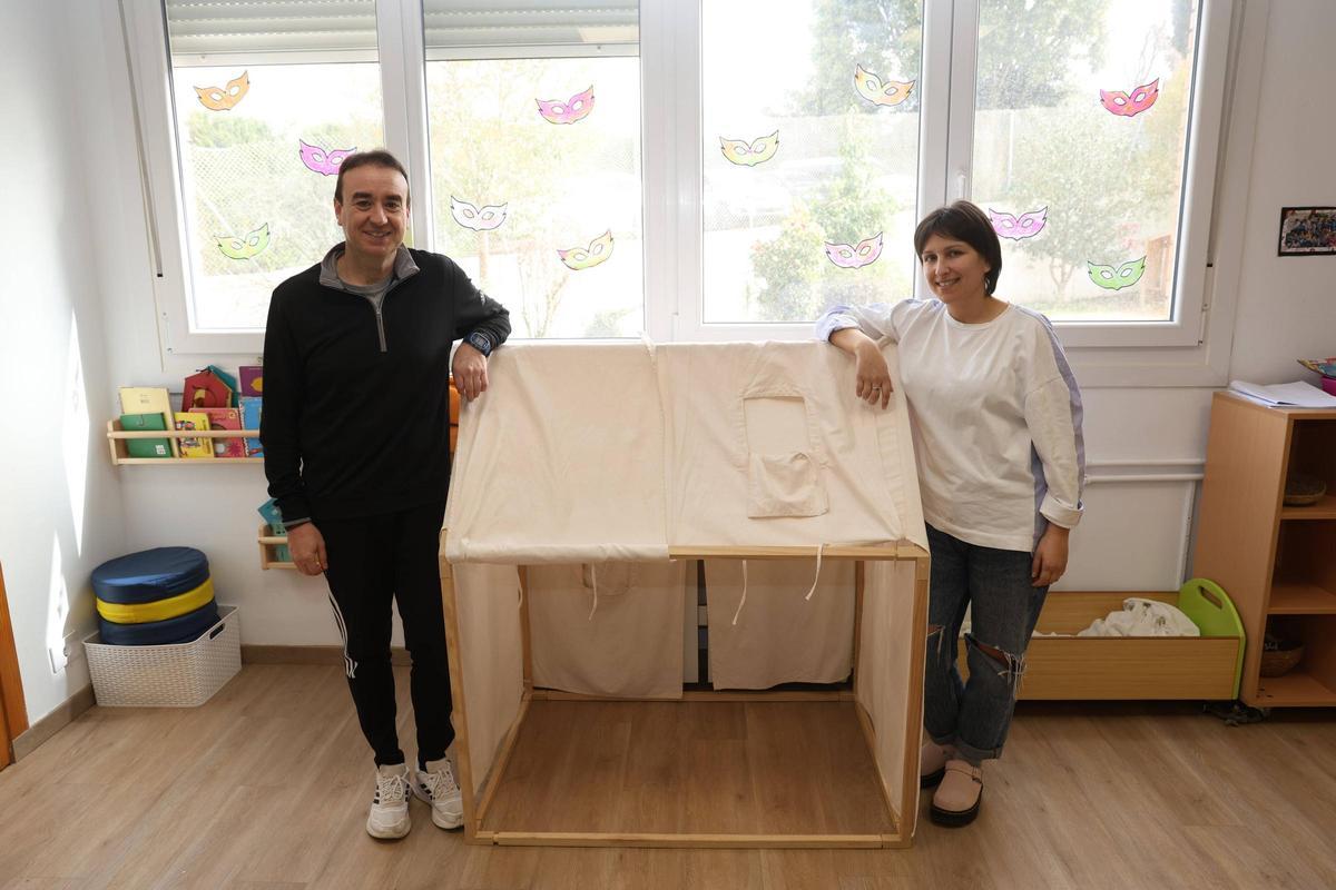 Manuel Felpeto y Noelia Rodríguez, en el colegio San Tomé.
