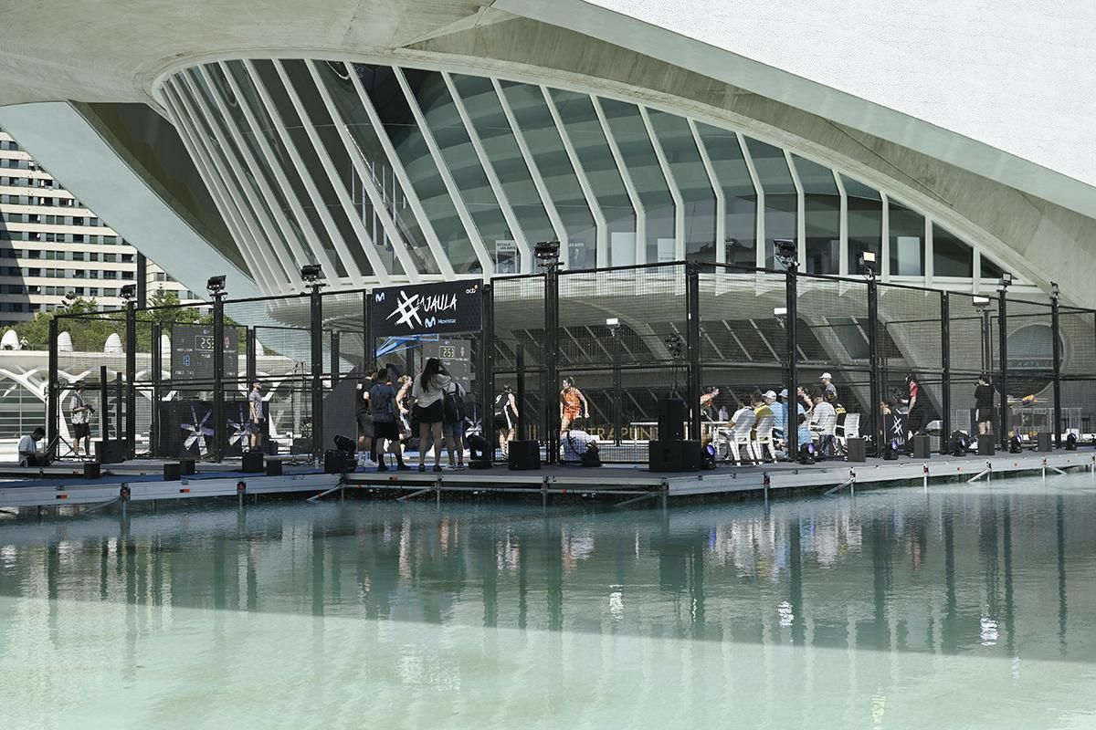 La lámina de agua que rodea el Palau de les Arts Reina Sofia acoge la cancha y la grada de este espectáculo.