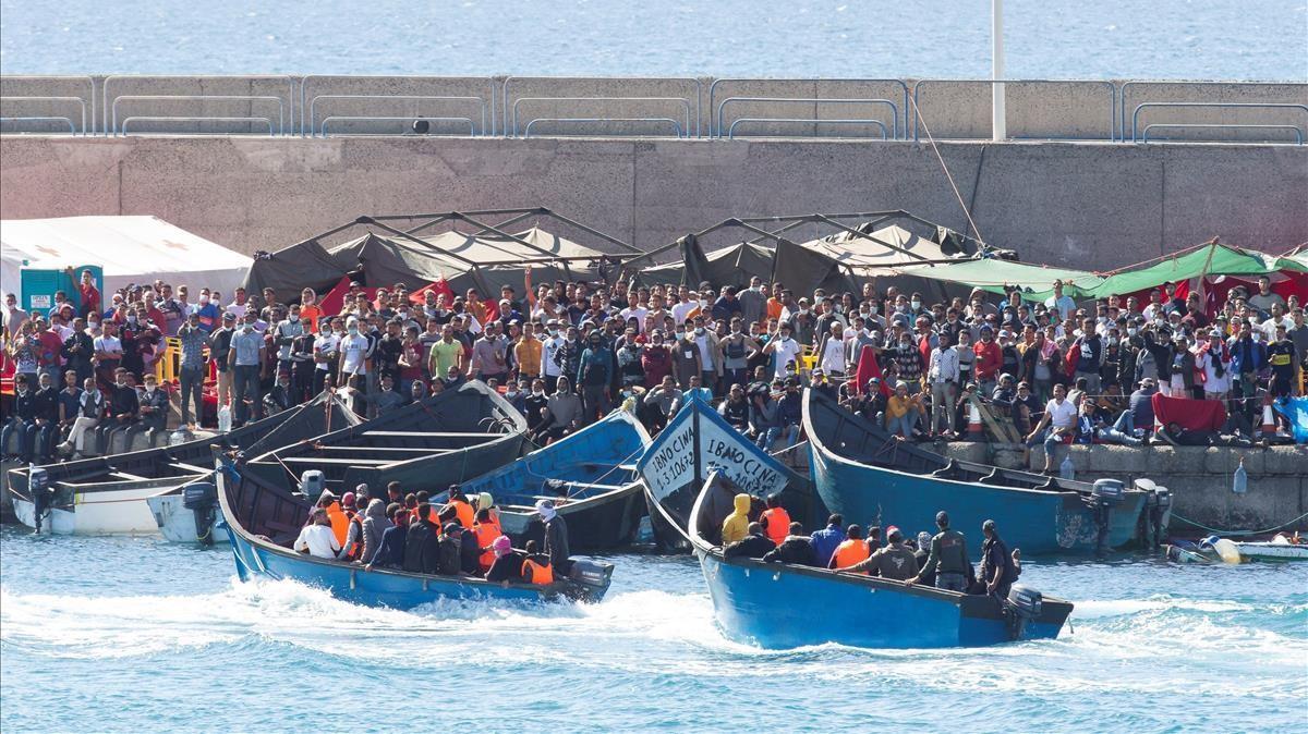 Una lancha neumática de la Guardia Civil ha interceptado cerca de la costa del sur de Gran Canaria dos pateras cargadas de inmigrantes, a las que ha escoltado hasta el campamento de la Cruz Roja en el muelle de Arguineguín, que el martes día 17 de noviembre alberga a más de 2.000 personas llegadas en anteriores embarcaciones 