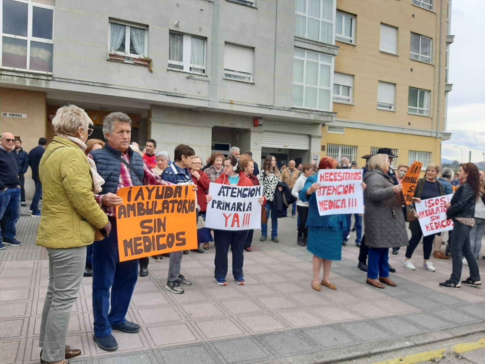 El Berrón se echa a la calle para reclamar más médicos