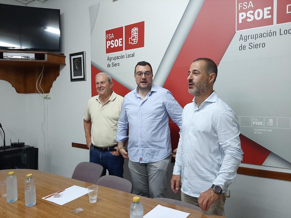 Por la izquierda, Luis Blanco, Adrián Barbón y Ángel García, en el acto de presentación de la candidatura