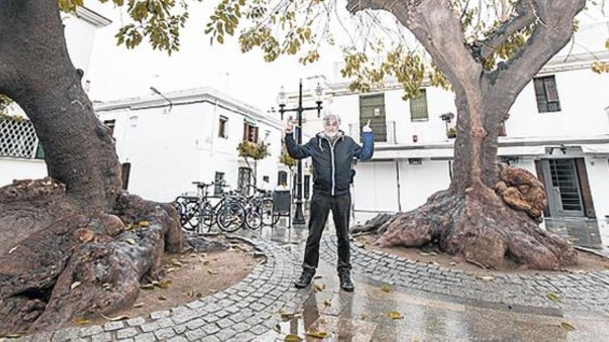 Rodajes Secuencias inmortalizadas para siempre«EN ESTA PLAZA DE PRIM HE RODADO MILES DE PELÍULAS Y VIDEOCLIPS. PARA MÍ ES EMBLEMÁTICA DEL BARRIO Y UNA MARAVILLA CON SUS ÁRBOLES»