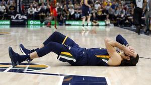 Ricky Rubio, tendido en la pista, después de sufrir un manotazo de un rival.