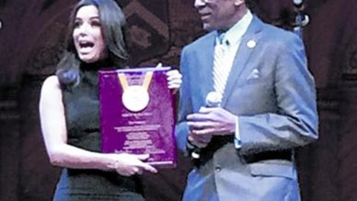 Harvard premia la labor humanitaria de Longoria_MEDIA_1