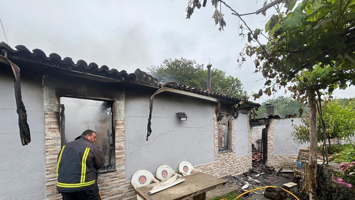 Casa incendiada en Vilasantar.