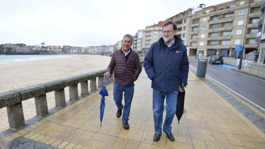 Rajoy, esta tarde en Sanxenxo con su primo Enrique. // G. Santos