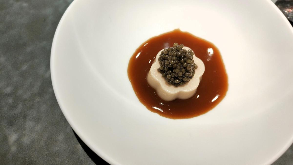 El tofu de tuétano con caviar a la brasa y salsa de lentejas de Enigma.