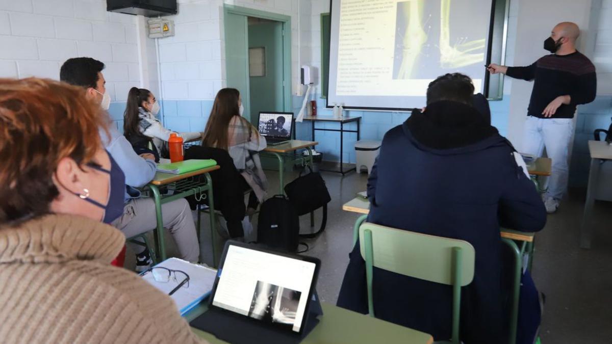 Una clase en el CES Ramón y Cajal, centro de FP en el barrio del Guadalquivir..