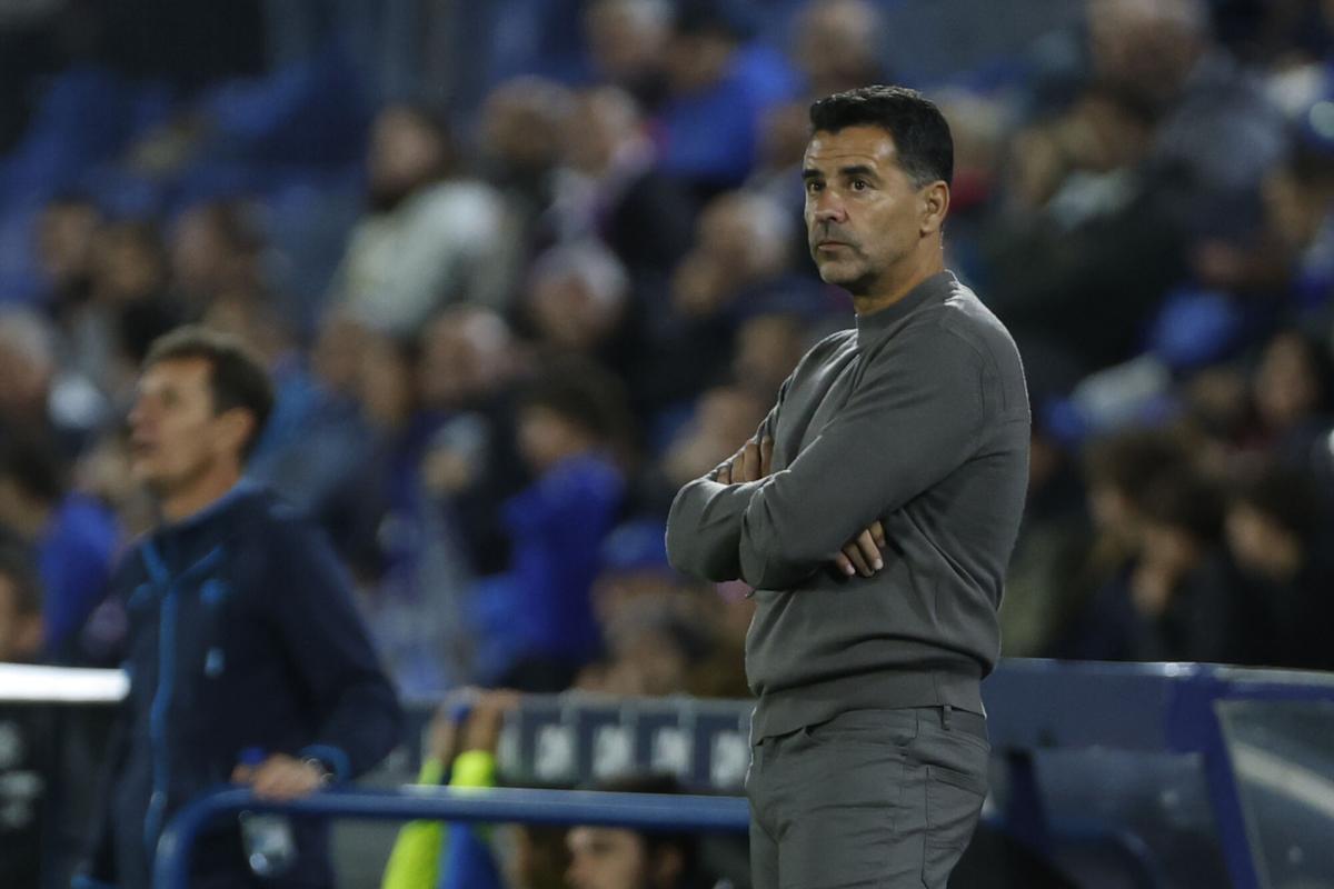 GETAFE, 31/10/2025.- El técnico del Girona, Michel, durante el encuentro correspondiente a la jornada 11 de Laliga EA Sports que han disputado hoy viernes frente al Getafe en el Coliseum de la localidad madrileña. EFE / Juanjo Martín
