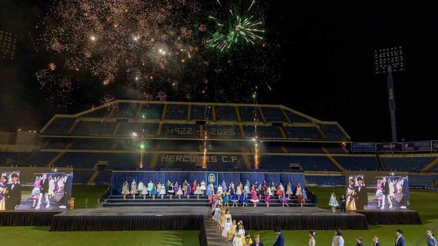 Las candidatas infantiles a Bellea del Foc 2025 desfilan en el Rico Pérez en la tradicional gala
