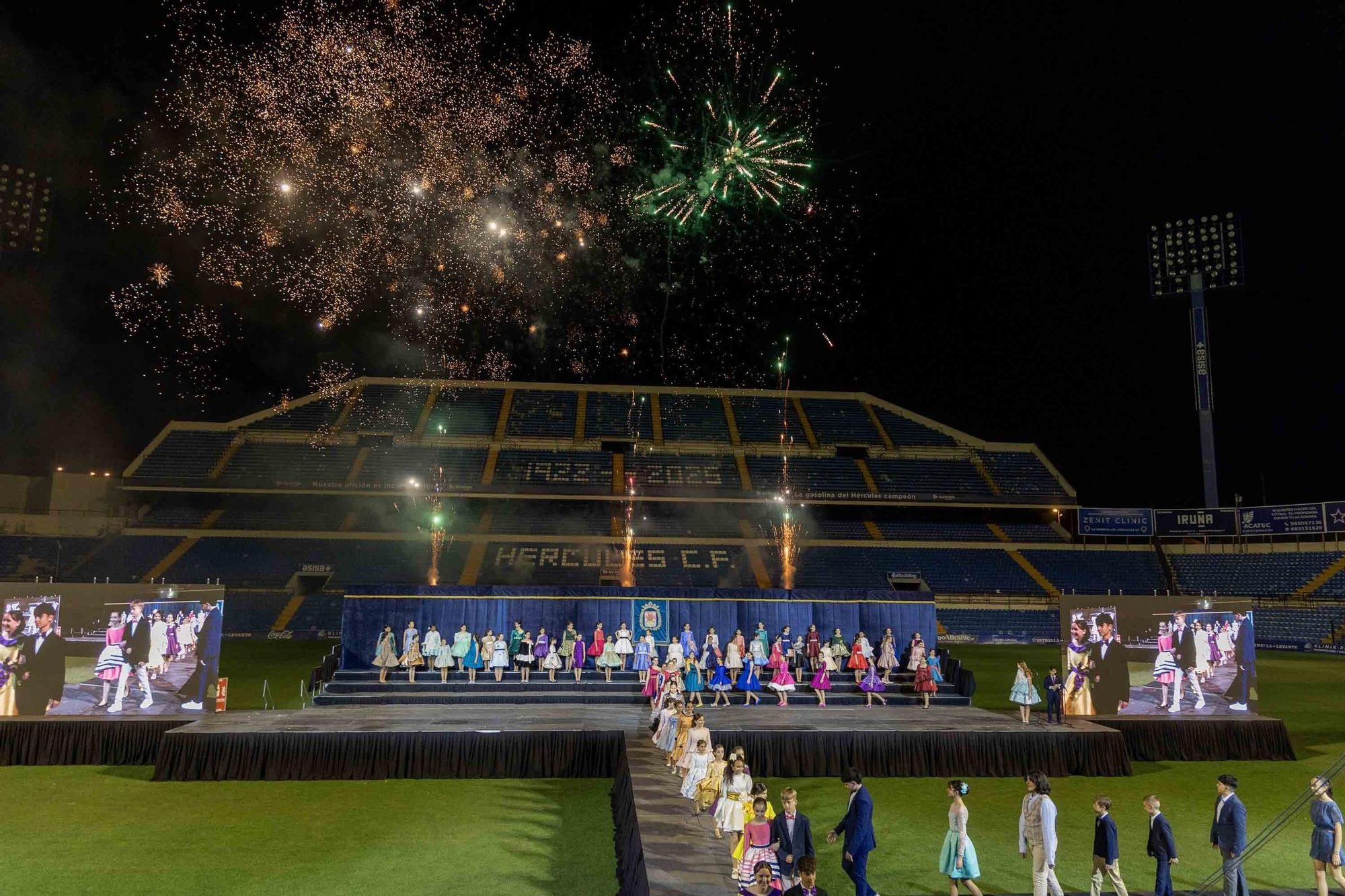Las candidatas infantiles a Bellea del Foc 2025 desfilan en el Rico Pérez en la tradicional gala