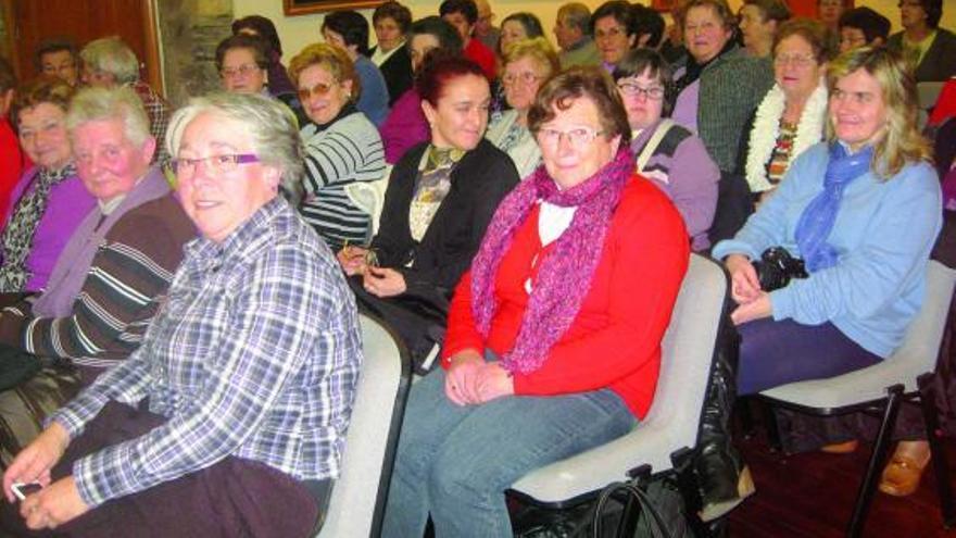 María Jesús Arbiza -a la izquierda, en primer término-, con sus compañeras, ayer, en Luarca.