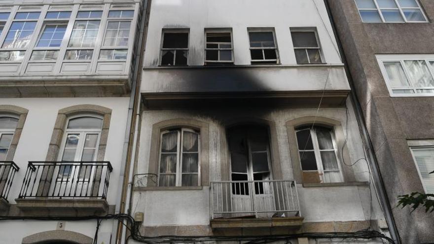 Los bomberos revisan los rescoldos del fuego del número 5 de la calle Socorro