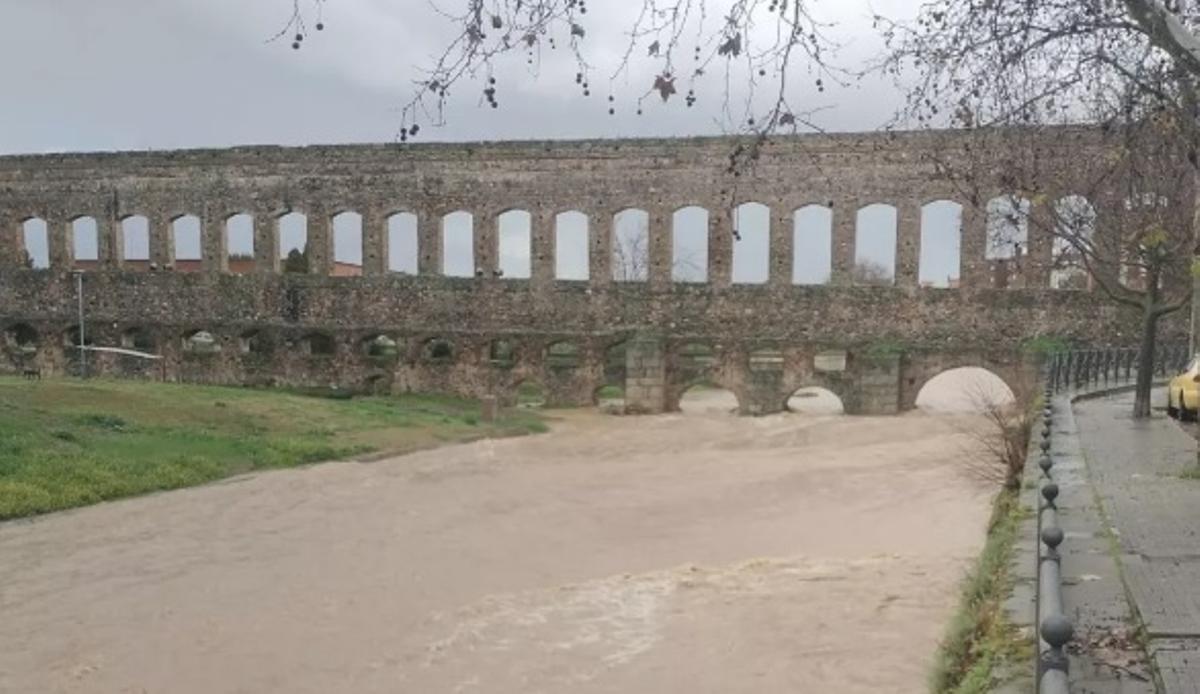 Caudal del río Albarregas a su paso por Mérida.