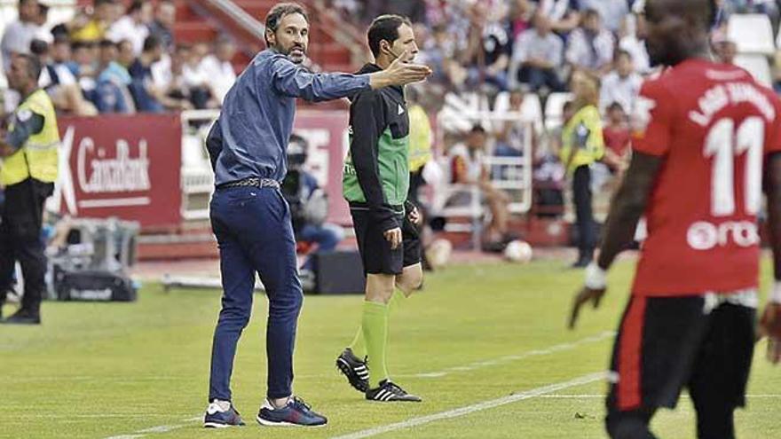 Moreno corrige a Lago durante el partido frente al Albacete.