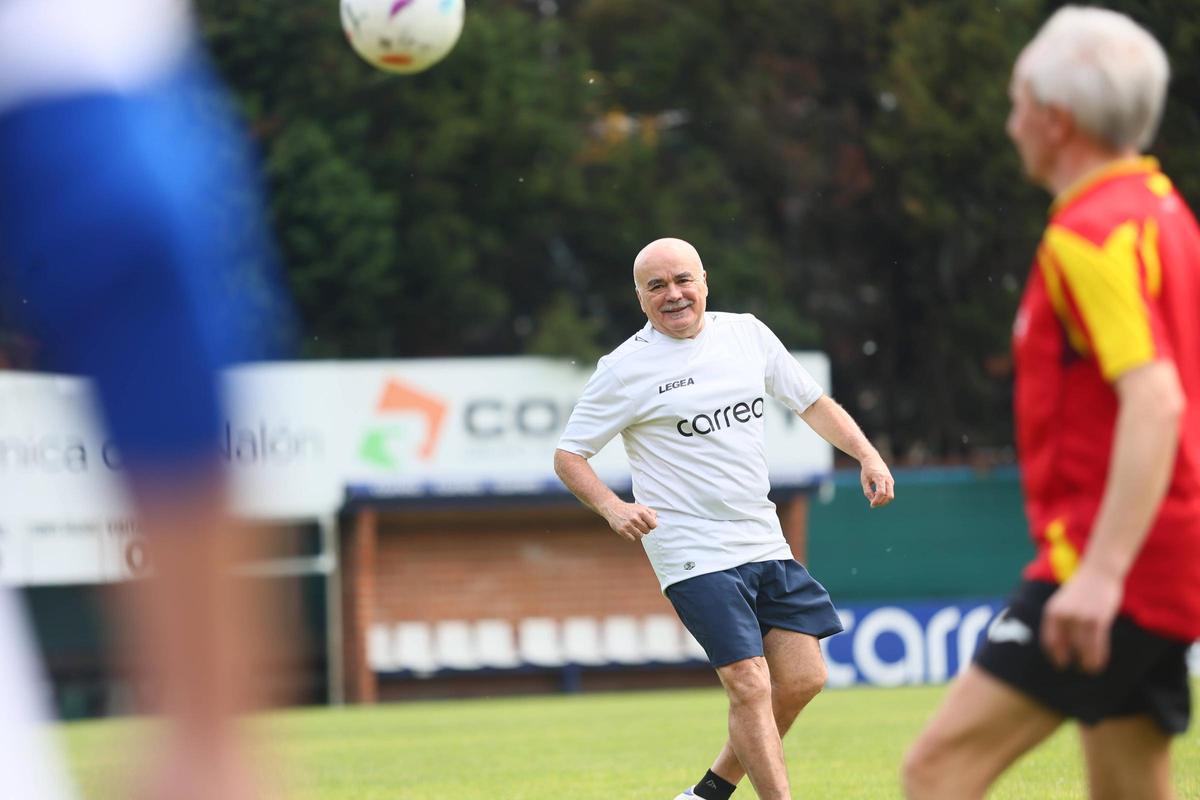 En imágenes: Los héroes que levantaron el único título de la historia del Real Oviedo se reencuentran 41 años después: así fue la "histórica y divertida" reunión