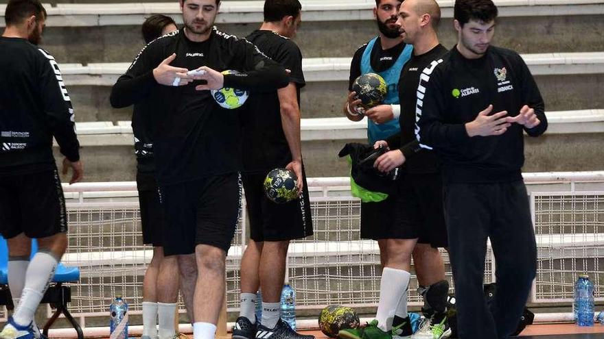 Entrenamiento del Teucro en el pabellón Municipal. // Rafa Vázquez