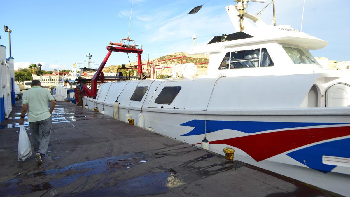 Un barco de arrastre, atracado en el puerto de Cartagena