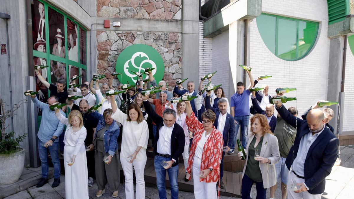 El escanciado simultáneo ante el Museo de la Sidra de Nava