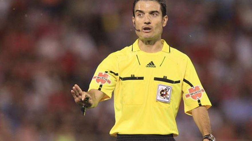 Lesma López pide calma a los jugadores durante el choque. // R. Grobas